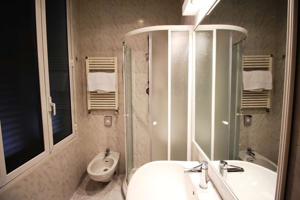 Standard Guest room bath