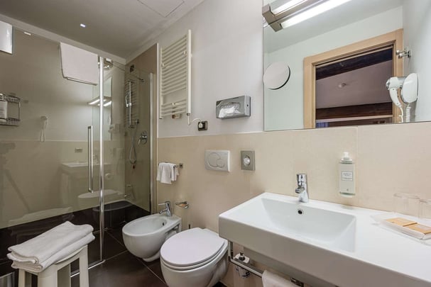 Superior double room bathroom