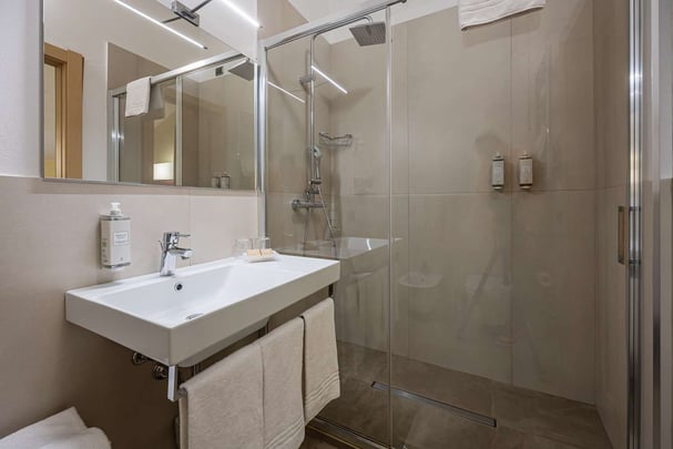 Triple room bathroom