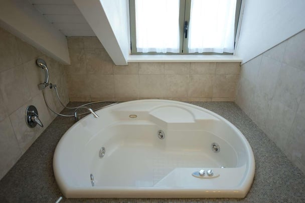 Deluxe BathRoom Jacuzzi