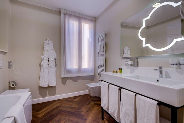 BW Continental Bathroom bathtube