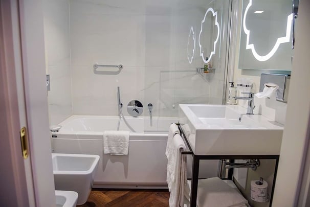 BW Continental Bathroom