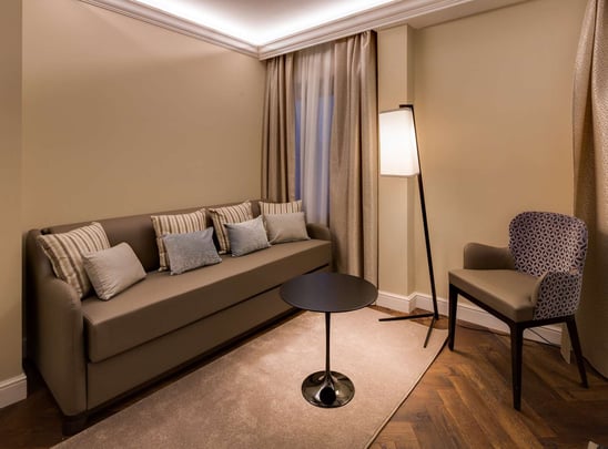 BW Continental Jr suite living area