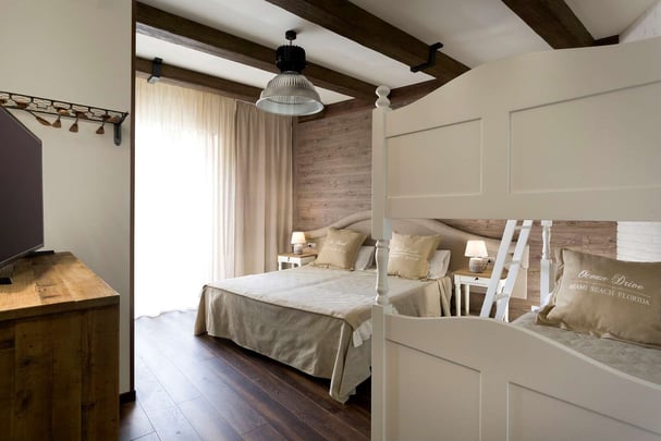 Deluxe Family Guest Room