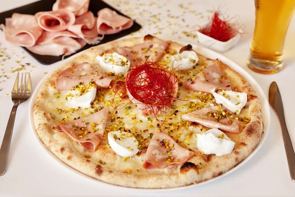 BW Hotel Imperiale / Ristorante / Pizza con mortadella, mozzarella, mozzarella di bufala a fette, granella di pistacchio