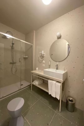 Guest Room with Two Twin Size Beds Bathroom