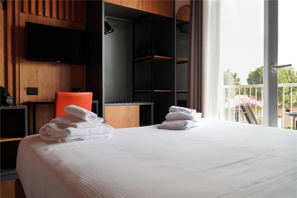 Queen bed with garden view