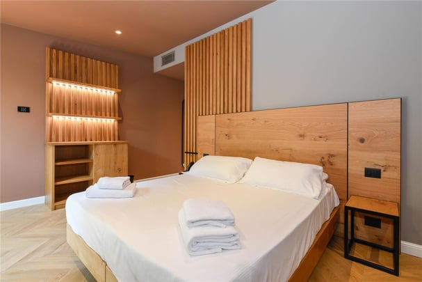 Queen bed with patio garden view