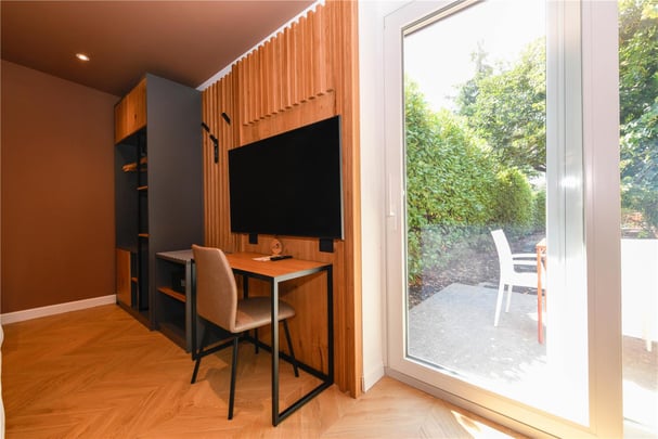 Queen bed with patio garden view