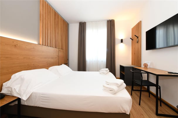 Queen bed comfort with balcony