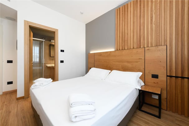 Queen bed comfort with balcony