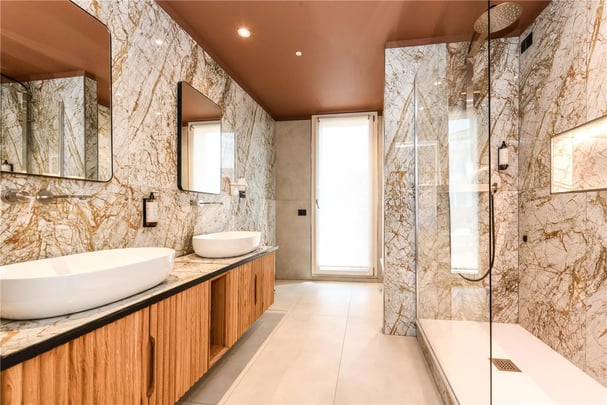 Bath Suite with Queen Bed