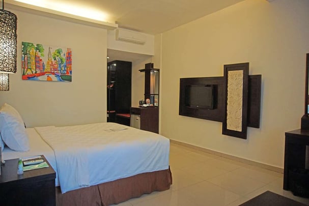 DLX POOL ACCS BED ROOM