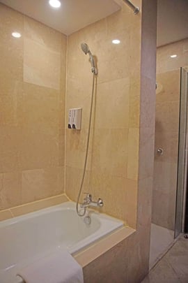 JUNIOR SUITE BATHROOM