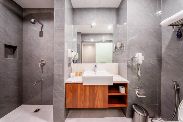 Deluxe Queen - Bathroom