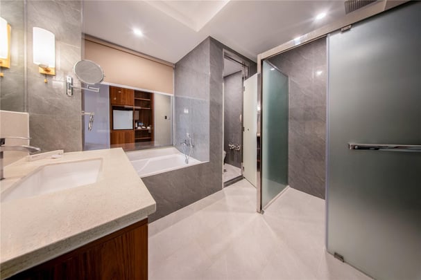 Executive Suite - Bathroom