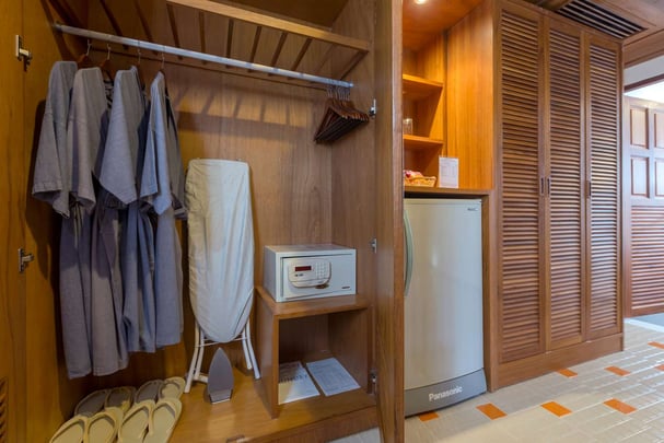 Deluxe Family Villa Wing Wardrobe