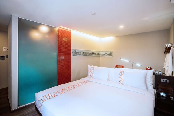 Deluxe Corner King Bed