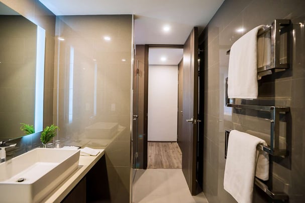 Deluxe Corner Bathroom