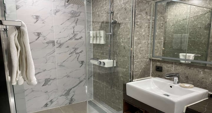 Deluxe Family Bathroom