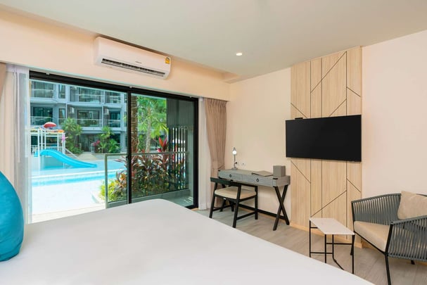 Deluxe Pool Access King Room