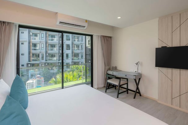 Deluxe Pool View King Bed