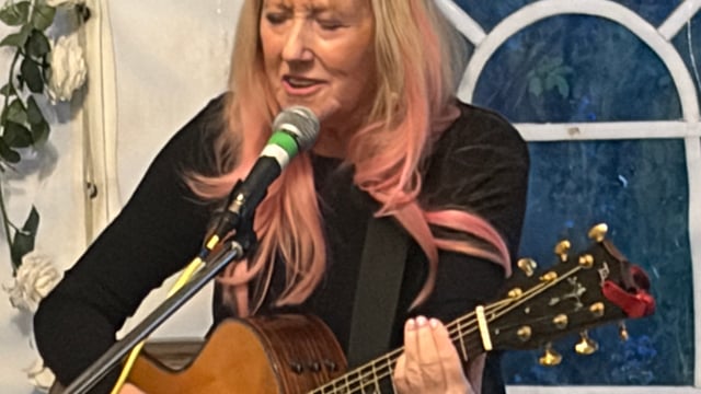 Folk Diva Vikki Clayton in Concert - Acoustic Shock Tamworth