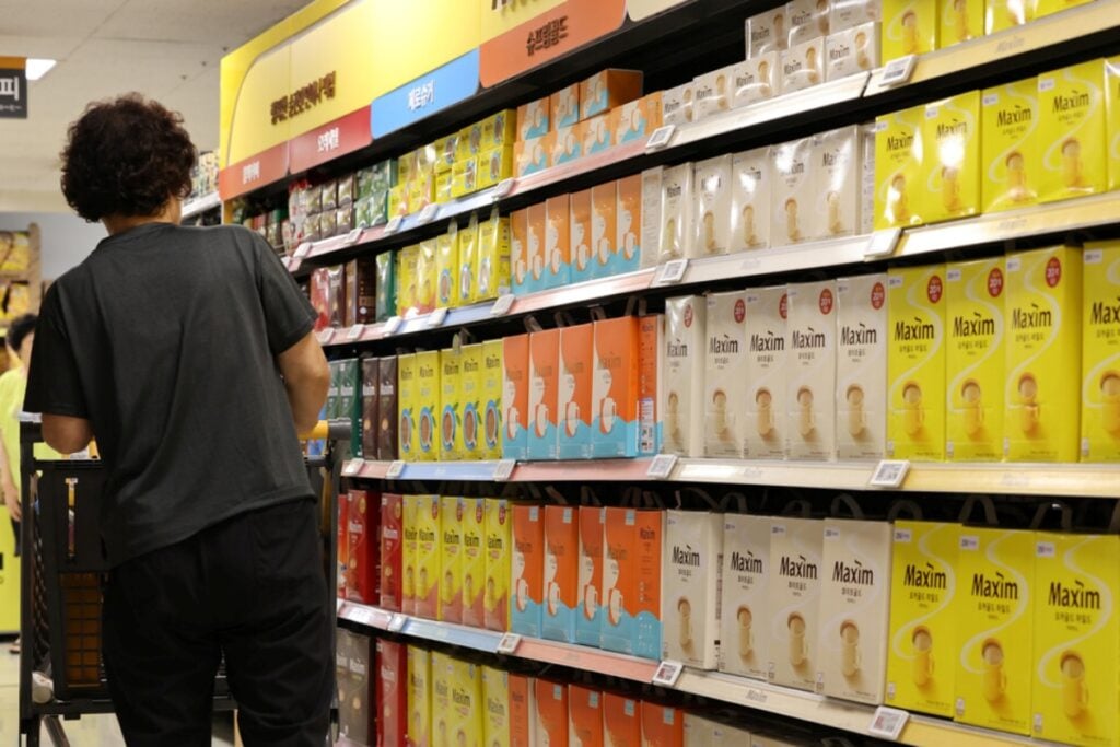 커피 가격표 인상 모습