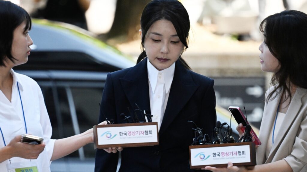 외신, 전직 대통령 부인 구속 보도