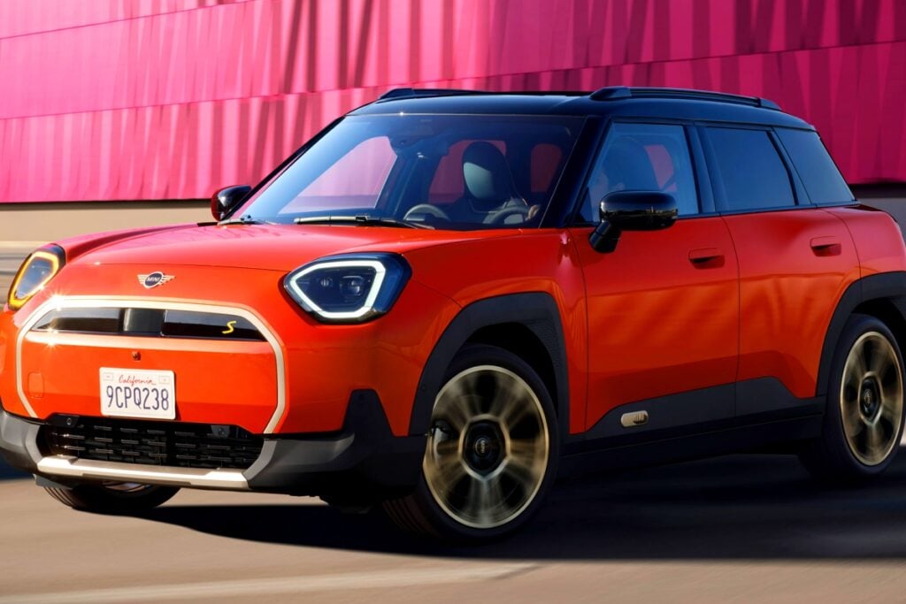 MINI 한정판 전기차 측면
