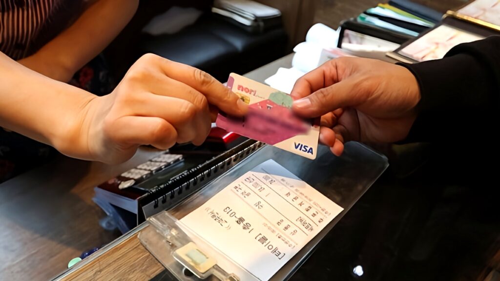 식당 키오스크 팁 요구 화면