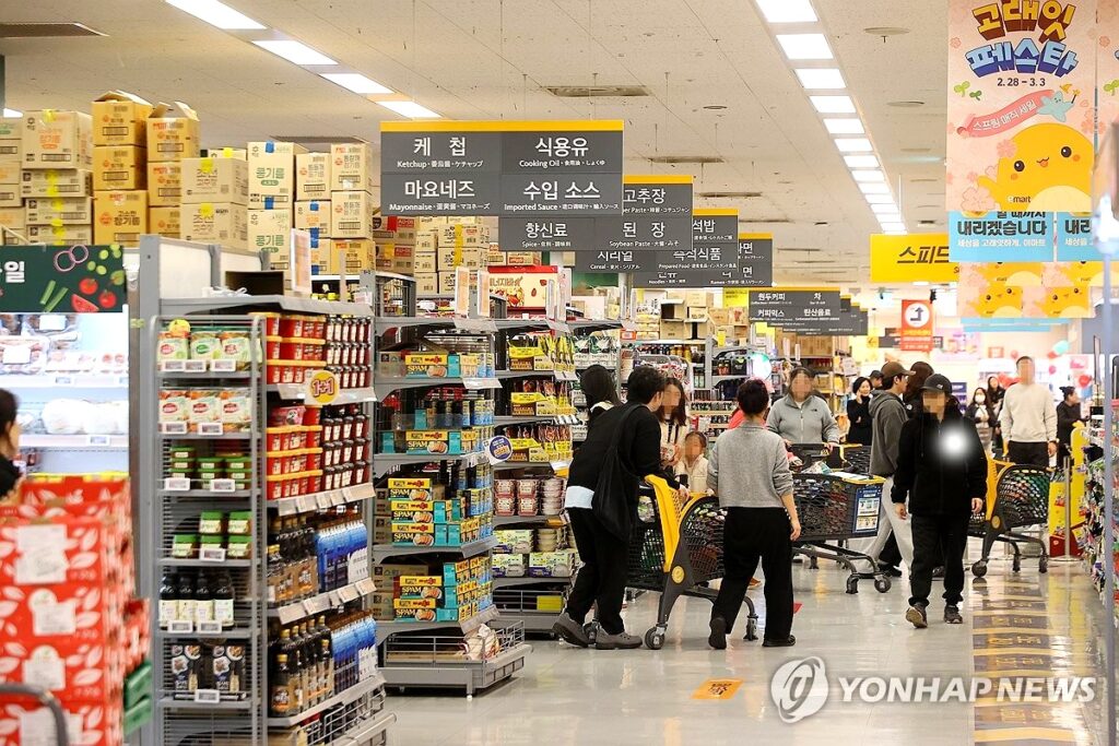 외식비 상승에 걱정하는 중년 부부