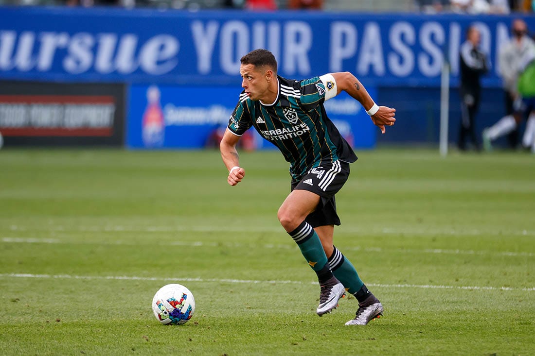 La,Galaxy,Forward,Javier,Hernandez,Balcazar,(14),Drives,The,Ball