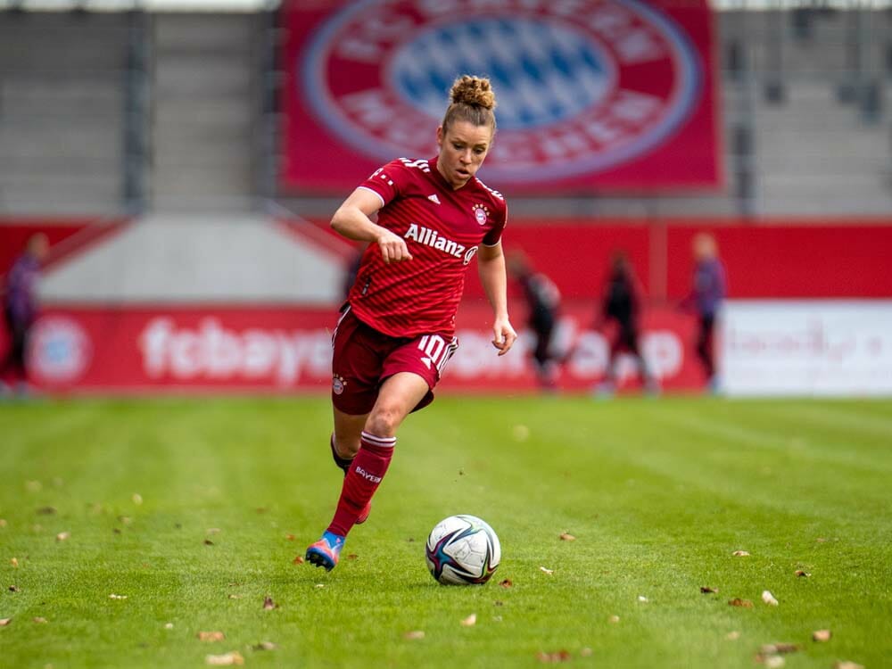 Linda Dallmann (10 FC Bayern München) during the Flyeralarm Frauen Bundesliga match between FC Bayern Munich and 1. FC Cologne at FC Bayern Campus, Munich.