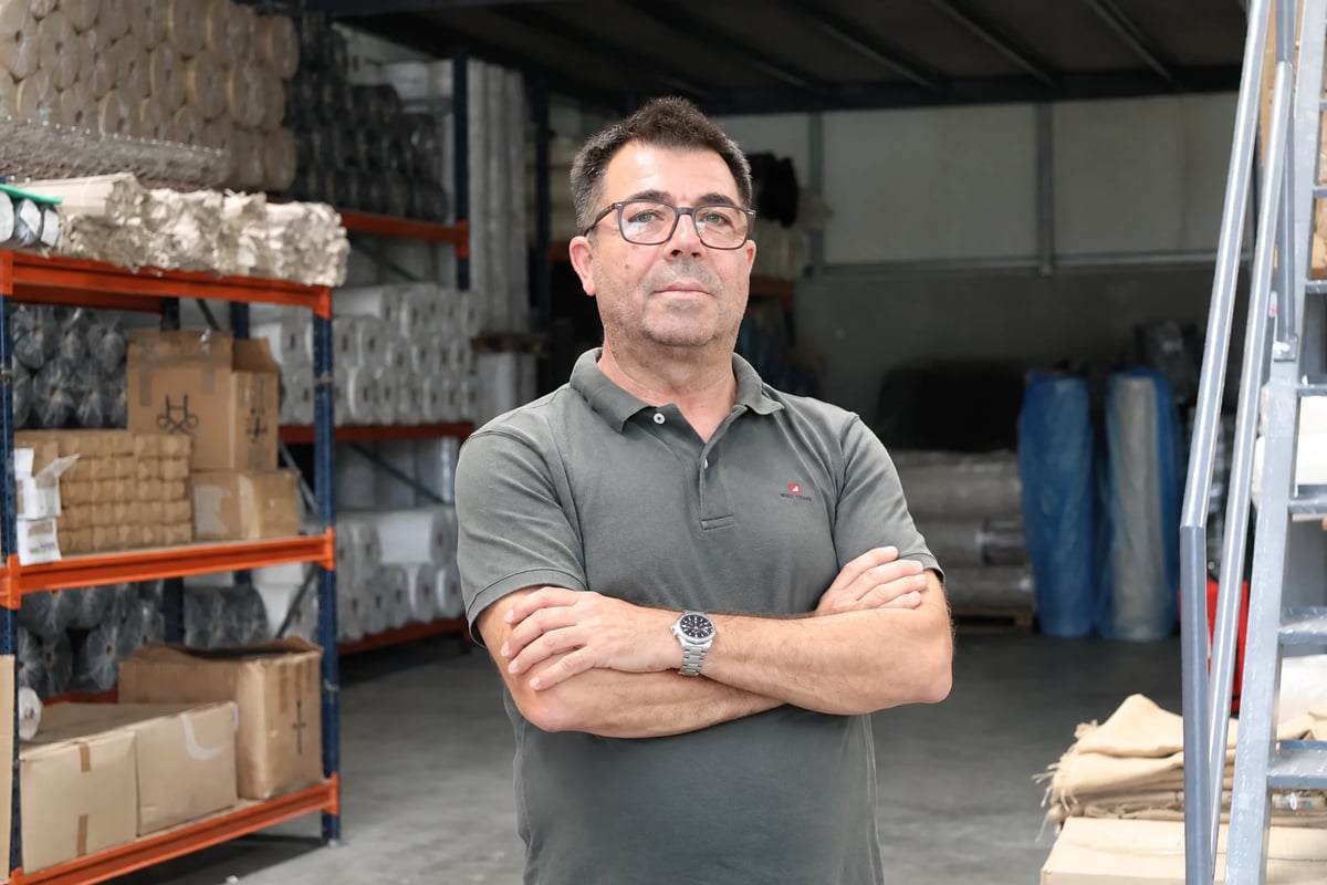 Bancada de trabalho com ferramentas de estofador e pele natural
