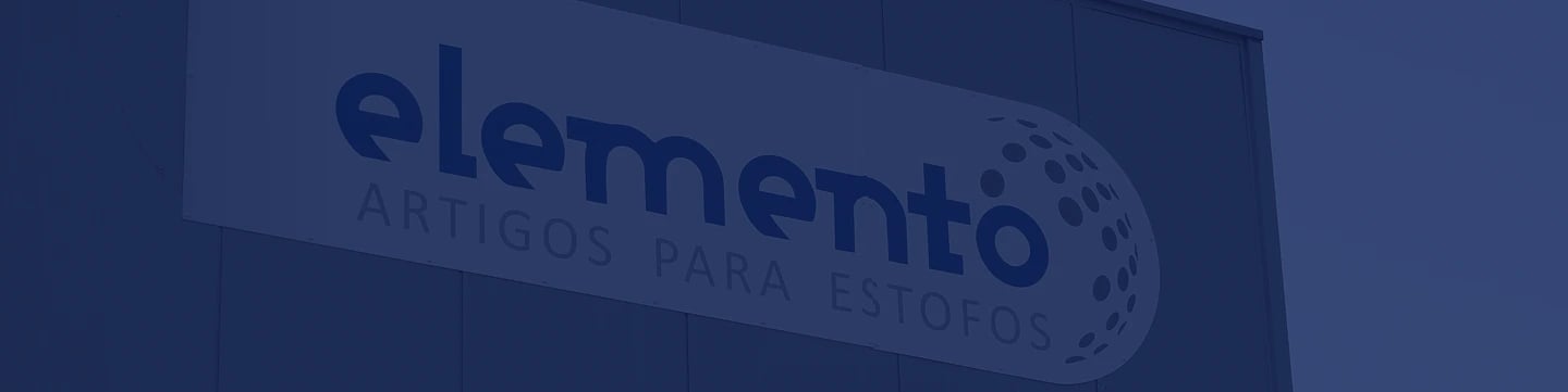 Interior do armazém da Elemento com rolos de tecido para estofos