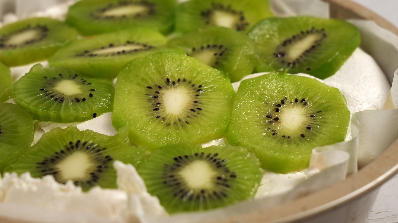 What is the best way to eat a kiwi?
