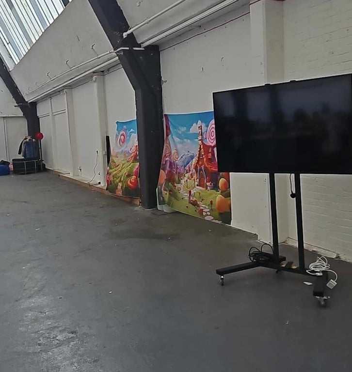 Viral Wonka Experience Backdrop Sold to Benefit Palestine Aid