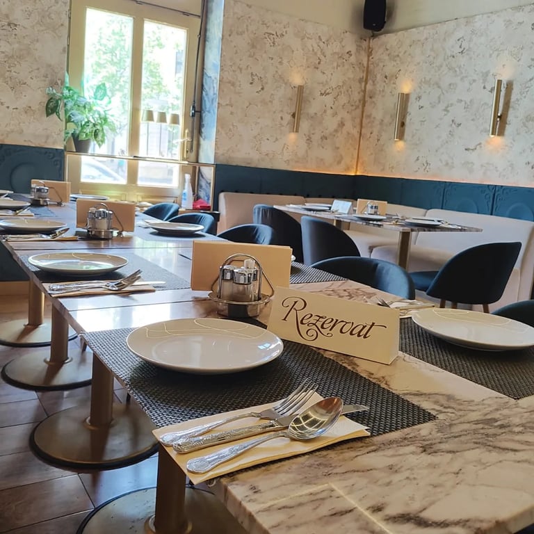 Sala de pe Avram Iancu 13, cu mesele pregătite pentru tine.