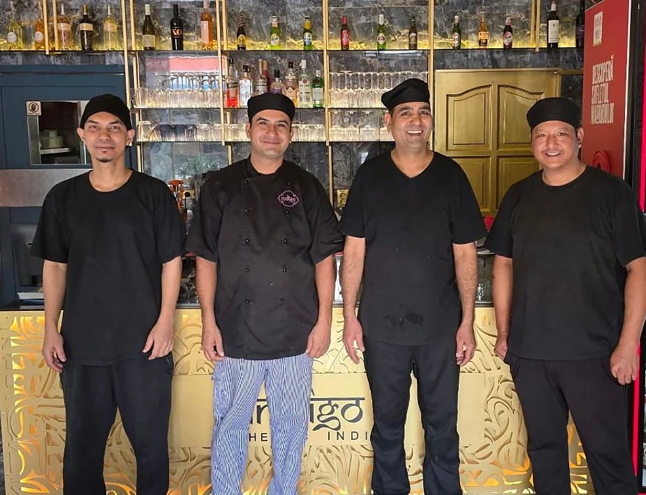 Gătesc fiecare preparat la comandă, de la curry la naanul din tandoor.