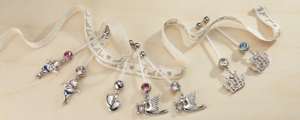 Piercing pour le nombril pour femme enceinte avec pieds
