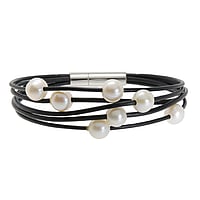 Pearls bracelet out of Leather and Stainless Steel with Fresh water pearl. Cross-section:9mm. Width:20mm.