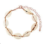 Shell bracelet out of Brass with Sea shell, PVD-coating (gold color) and nylon. Length:19-24cm. Adjustable length.