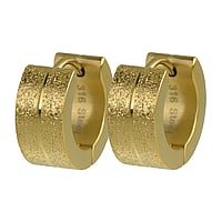 Orecchini a cerchio larghi in Metallo chirurgico 316L con Rivestimento PVD (colore oro). Larghezza:7mm. Diametro:13,5mm.  Striatura Banda Incavo Scanalatura Linea Linee