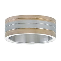 Stalen ring uit Staal met PVD laag (goudkleurig). Breedte:8mm. Eenvoudig. Glanzend. Vlak.  streep lijn ribbels