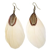 Pendientes fashion de Latn con Plumas de ganso y Revestimiento PVD (color oro). Longitud:10cm.  Pluma