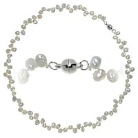 Perlen Halskette mit Ssswasserperle und Kupfer mit Silberbeschichtung. Breite:17mm. Mit Magnetverschluss.