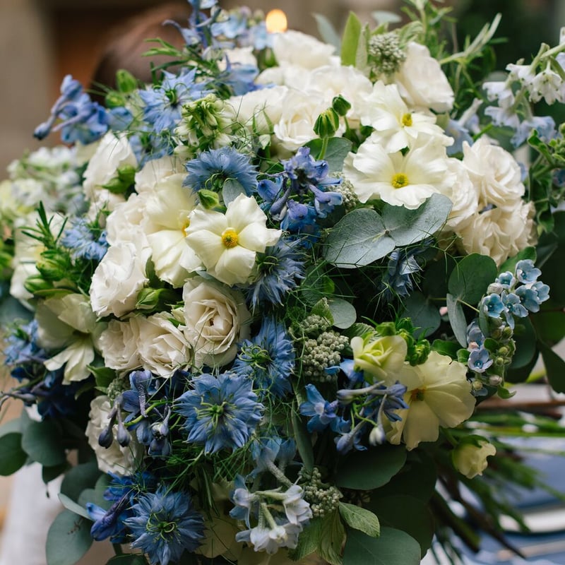 Mėlynspalvių juodgrūdžių, rožių, pentinių ir žalumos puokštė