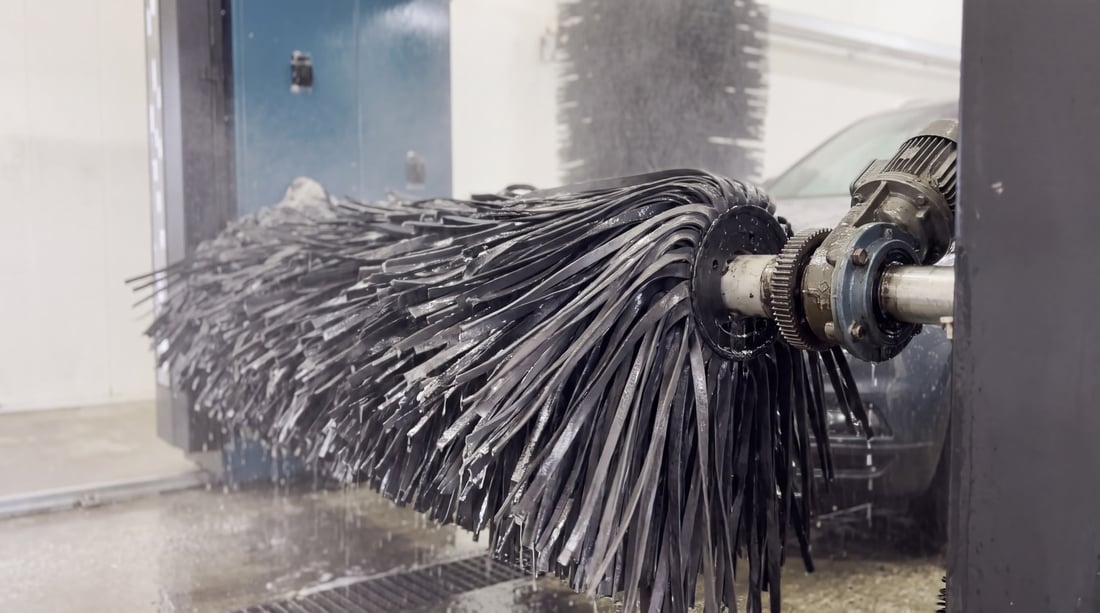 The horizontal brush of a KKE machine end-on, showing the shaft and drive