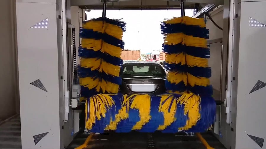 The three brushes of a KKE X1.1 inside the portal, the horizontal roof brush hanging level in front of the two verticals